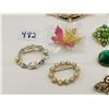 Image 5 : Eleven vintage broaches