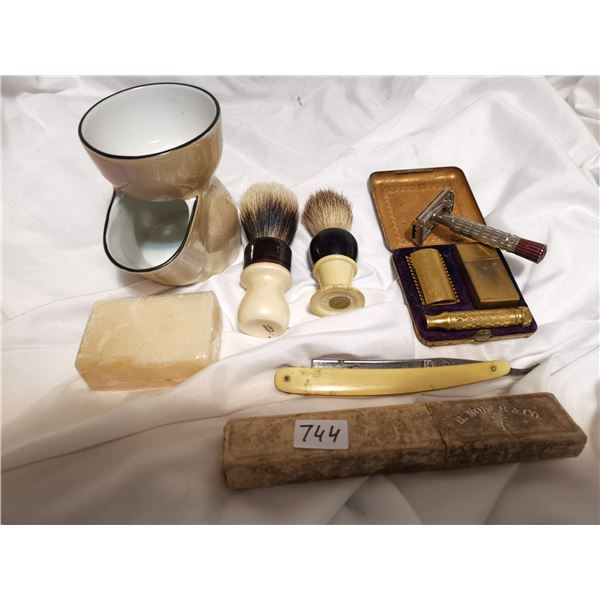 Shaving lot, razors, brushes , cup