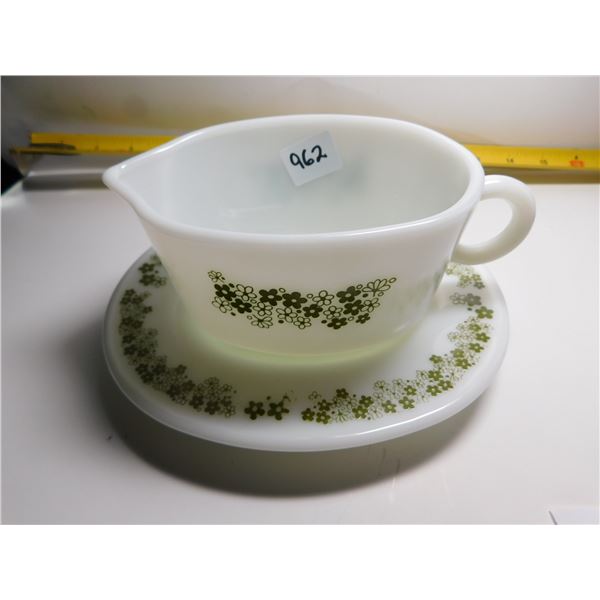 PYREX CRAZY DAISY GRAVY BOAT AND UNDERPLATE