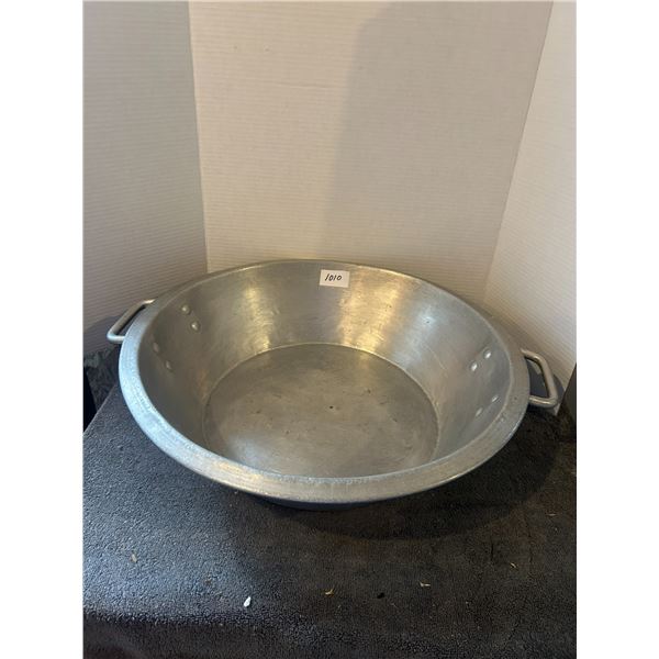 Metal mixing pan 20"-2 handles "nice"