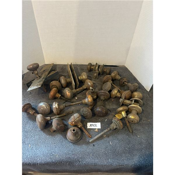 Lot of vintage door knobs + back plates