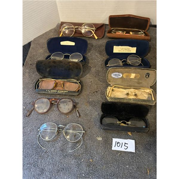Vintage eye glasses in tin