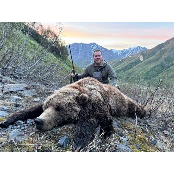 10-DAY ALASKAN SPRING GRIZZLY BEAR FOR 1 HUNTER - $18,000 / EXHIBITOR