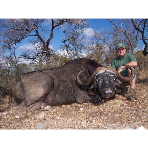 7 DAY DANGEROUS GAME HUNT FOR 2 HUNTERS, INCLUDES TROPHY FEE FOR ONE CAPE BUFFALO