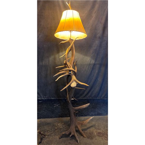 BEAUTIFUL EXTRA LARGE ELK AND MULE DEER ANTLER FLOOR LAMP