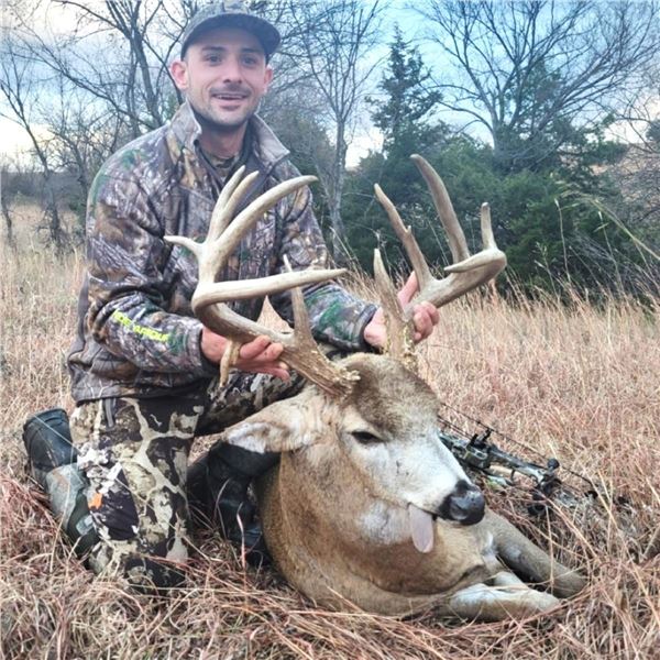 Kansas: 5 Day 5 Night Trophy Whitetail Deer Archery Hunt for 1 Hunter.