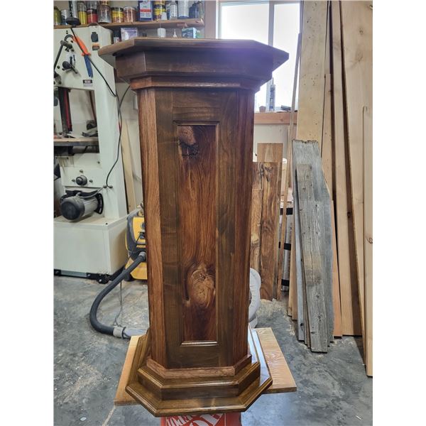 LA06 – Bennett Woodworks Alder & Barnwood Pedestal