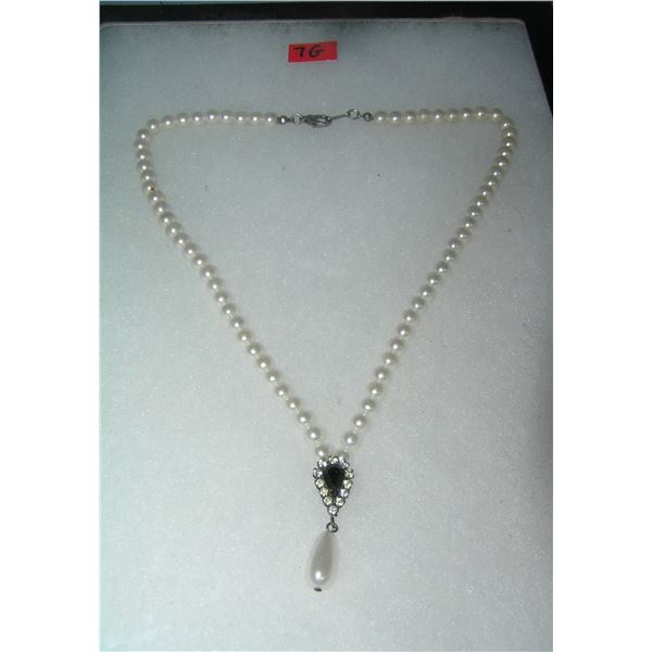 Pearl and simulated stone costume jewelry necklace