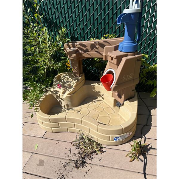 Step 2 Water Fountain Activity Play Centre