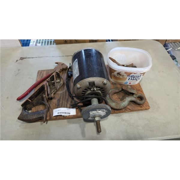 ASSORTED VINTAGE HAND TOOLS AND PLANERS, ELECTRIC BENCH GRINDER, WORKING