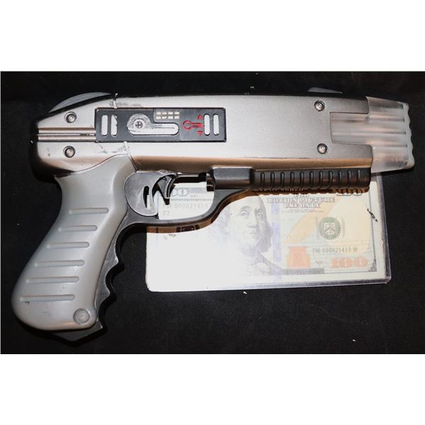THE X-MEN III THE LAST STAND MUTANT CURE GUN WEAPON SCREEN USED