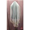 Image 1 : ACCESSORY : Fingertip Veil : Daniele Veils : V1131 : Ivory/Multi