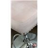 Image 10 : FIXTURE : Pink Velvet Tufted Bar Stool