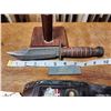 Image 2 : Vintage Camillus Fixed Blade Knife W / Scabbard