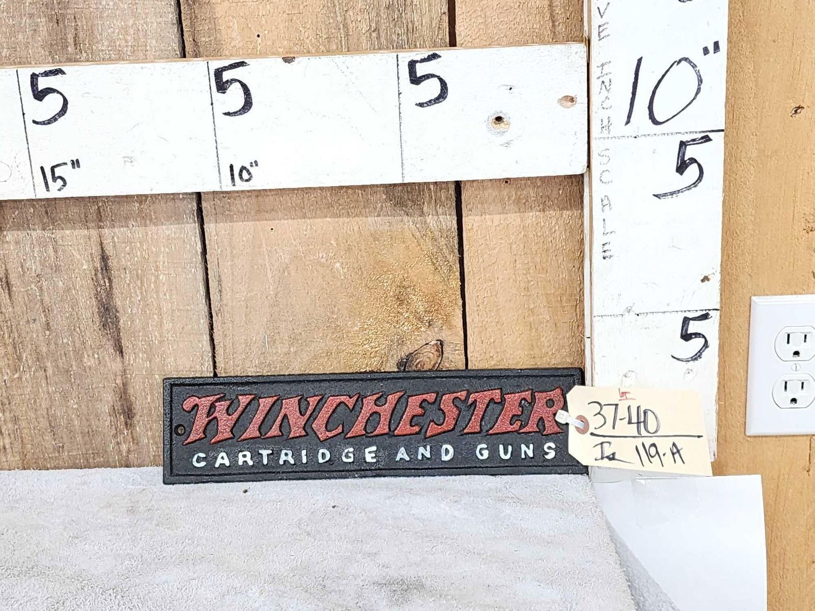 PLAQUE METAL WINCHESTER GUNS AND CARTRIDGES - Plaques de garde (11402061 PLAQUE METAL WINCHESTER GUNS AND CARTRIDGES - Plaques de garde (11402061