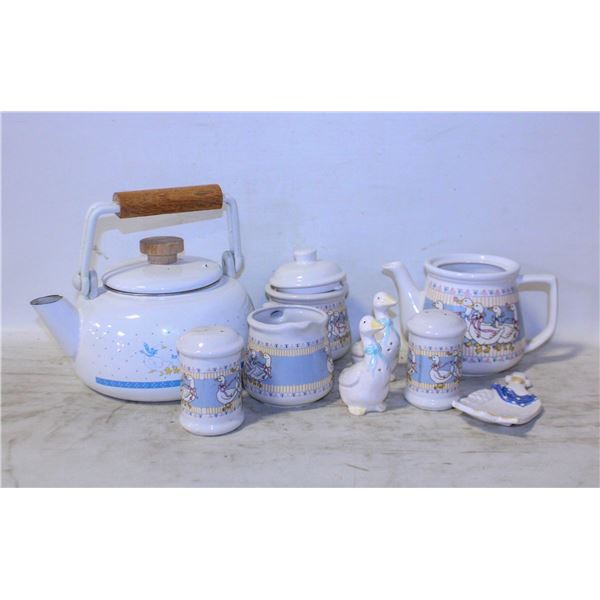 VINTAGE MOTHER GOOSE DECORATIVE ITEMS - ASSORTED