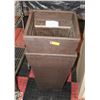 Image 1 : 2 LARGE PLANTERS