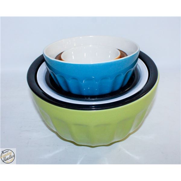 LOT OF VARIOUS STYLE GLASS MIXING BOWLS