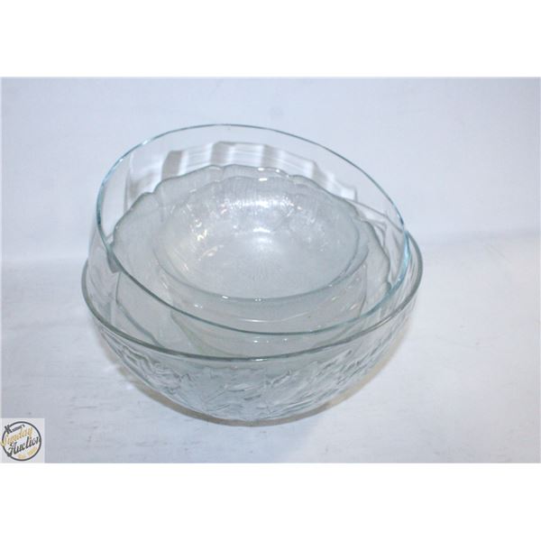 LOT OF GLASS SERVING BOWLS