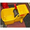 Image 1 : RUBBERMAID HEAVY DUTY MOP BUCKET