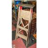 Image 1 : STEPLADDER WOOD 4FT
