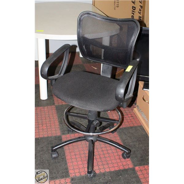 BLACK ADJUSTABLE OFFICE CHAIR