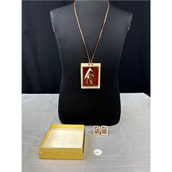 Vintage Signed Cassandra Of Califonia Artisan Ceramic Pendant 2" X 2.5" & Matching Resin Screwback E