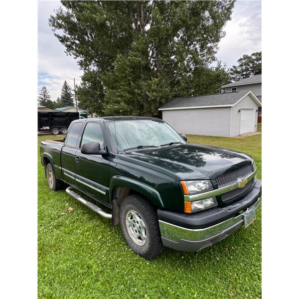 2004 CHEVROLET SILVERADO 4X4 EXTENDED CAB PICKUP - RUNS AND DRIVES!