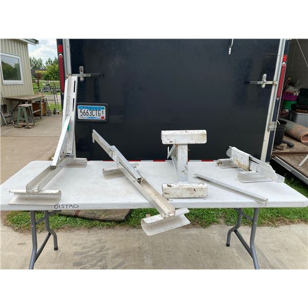 LADDER SCAFFOLD BRACKETS AND LADDER JACKS