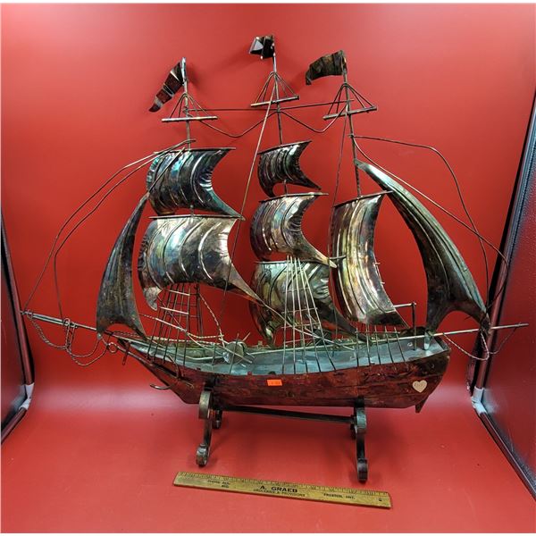 VTG Metal Sailing Ship Décor