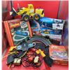 Image 2 : Hornby Railways R414 Operating Turntable Set, Train Railroad Pieces & Toy Lot
