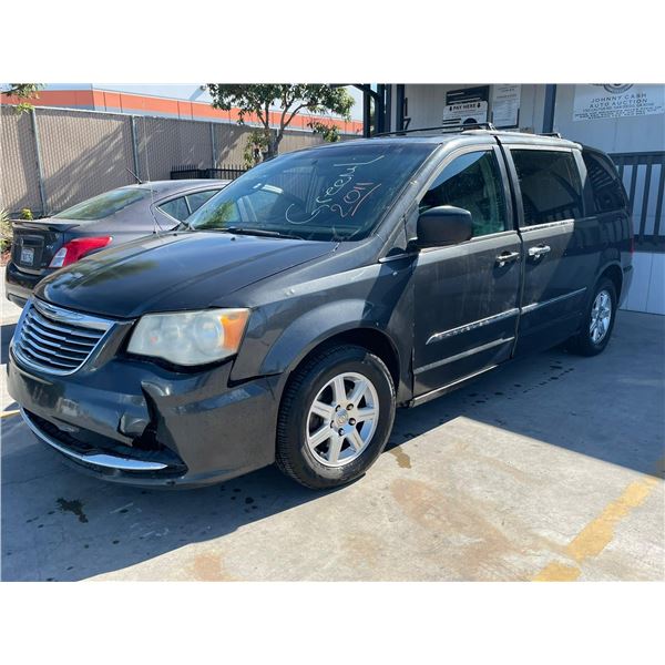 CHRY TOWN & COUNTRY 2011 O/S SALV-DON