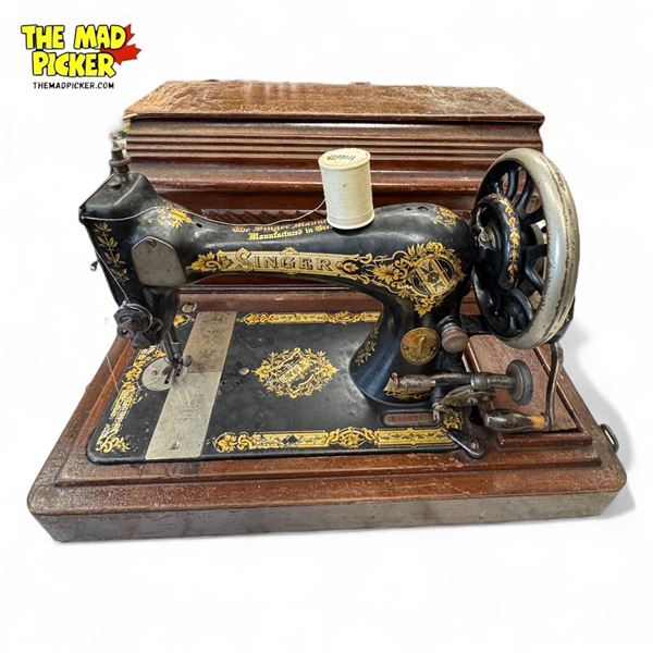 Vintage Singer R800766 Sewing Machine With Coffin Style Case