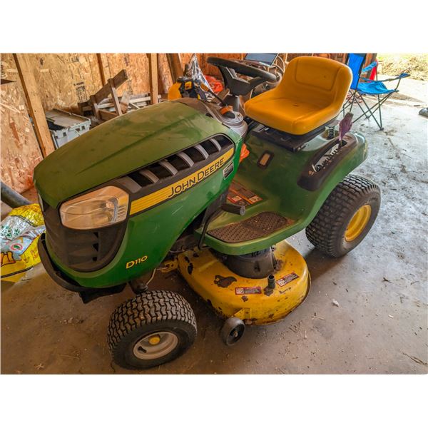 JOHN DEERE D110 RIDING LAWNMOWER