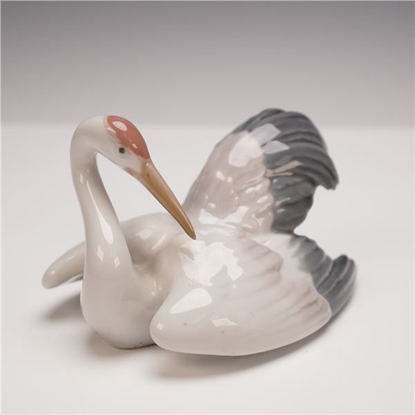 Lladro Porcelain Figurine, Nesting Crane 01001599