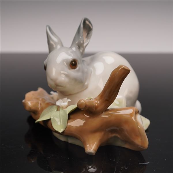 Lladro Porcelain Figurine, Rabbit Eating Grey 01004773