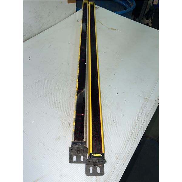 Lot of (2) Banner Light Bars #SLSR30-900Q8 & #SLSE30-900Q8