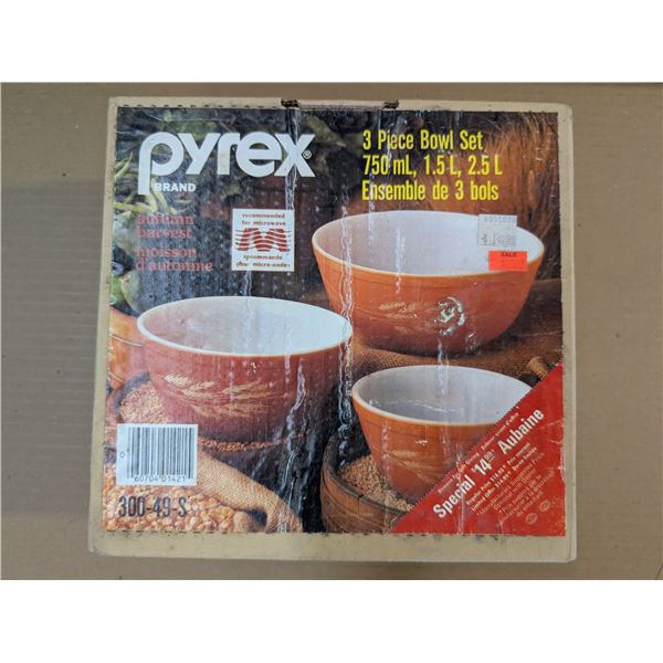 300-49-S Pyrex 3 Piece Bowl Set w/ Original Box Factory Sealed