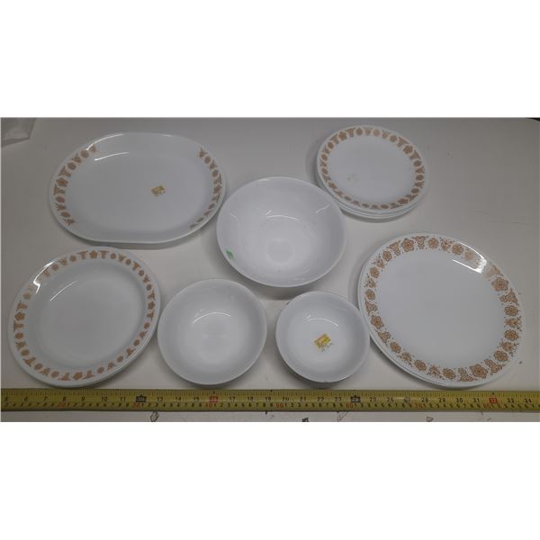 Corelle Dinner Set. (It includes 3 Large Plate, 7 Medium Plates, 4 Small Bowl, 1 Medium Bowl, 1 Larg
