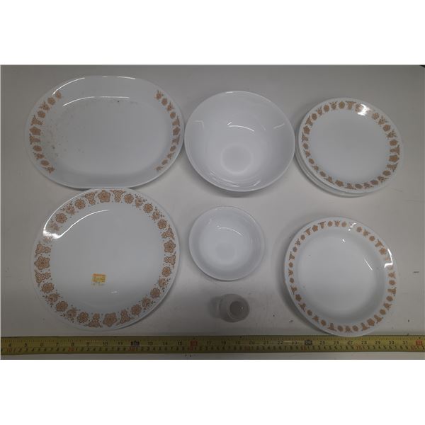 Corelle Dinner Set. (It includes 3 Large Plate, 8 Medium Plates, 3 Small Bowl, 1 Small Vase, 1 Large