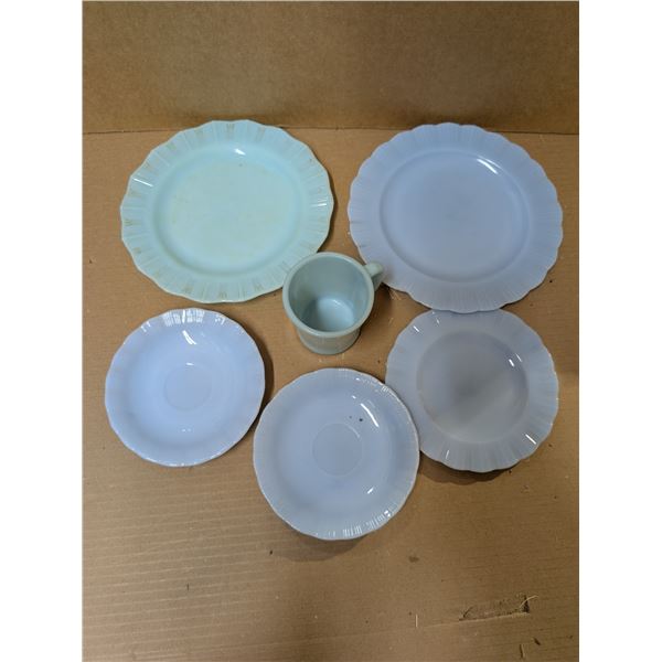 Box full of Vintage Misc. Glass/Dishware (Blue Pyrex Glassware)