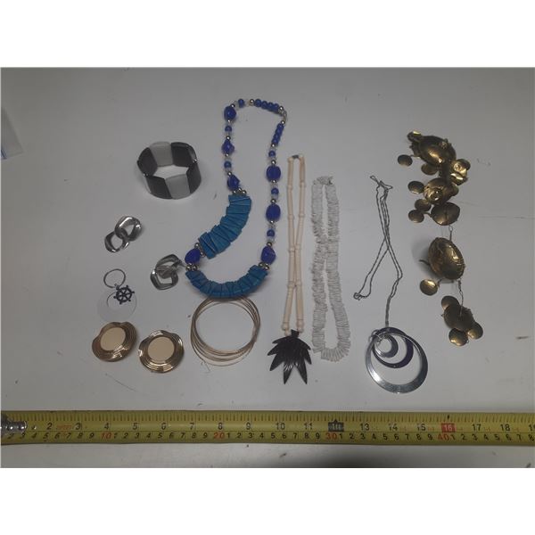 Lot of Jewelry. (Earings and Necklace)