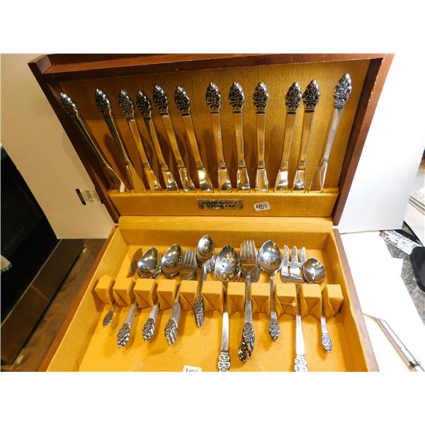 487.  STAINLESS STEEL ONEIDA CRAFT DELUXE CUTLERY SET AND BOX, 12 PC SETTING