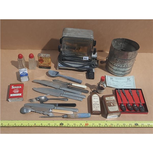 29 Pieces Vintage Kitchenware