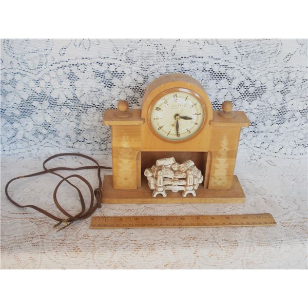 Vintage Clock  Unknown Condition  Needs New Cord