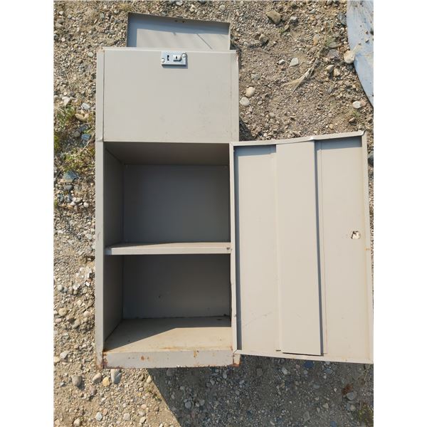 Metal storage cabinet/locker