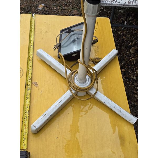 2 halogen lights with one stand
