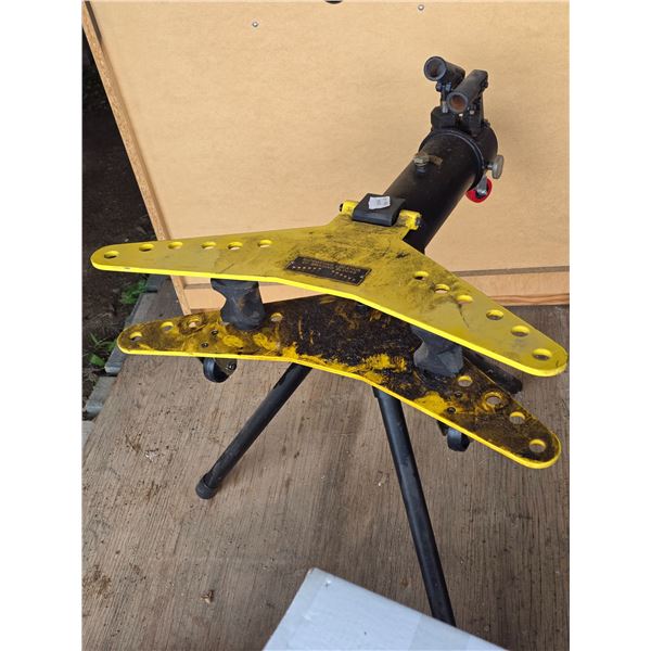 Hydraulic pipe bender