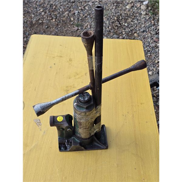 Hydraulic Jack c/w Tire Wrench