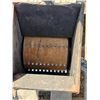 Image 2 : Antique HR grain mill